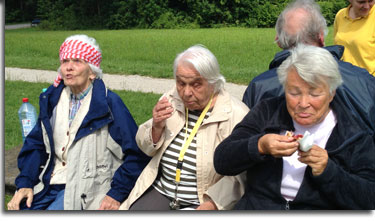 Pflegedienst betreut Senioren auf Ausflug Schloss Solitude
